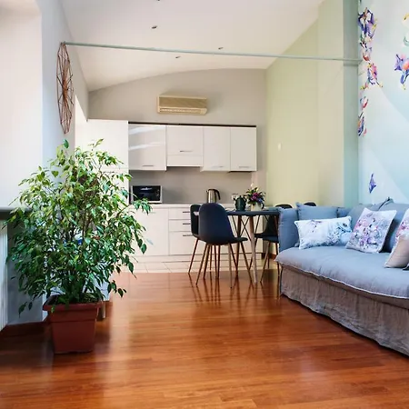 Lora Center Apartment, Near The With Air Conditioner * كومو