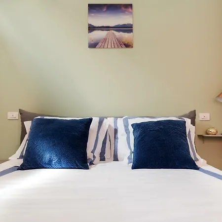Lora Center Apartment, Near The With Air Conditioner كومو